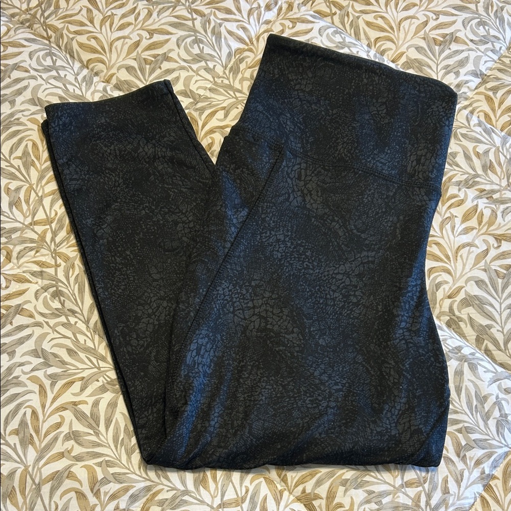 Danskin Black Print Capri Leggings